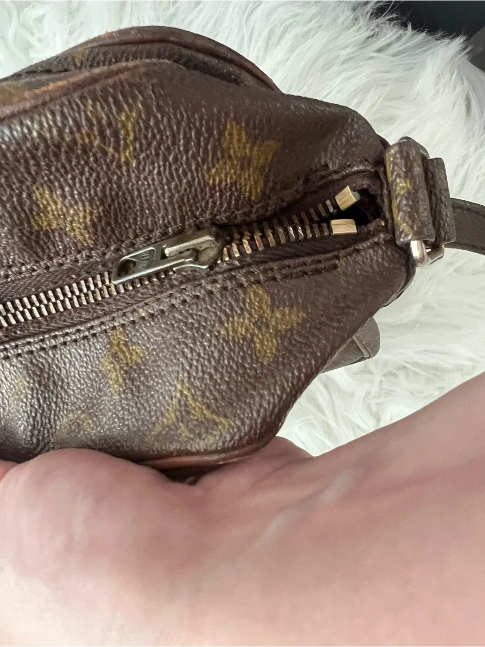 READ DESCRIPTION (2) Louis Vuitton Monogram Messenger Bags